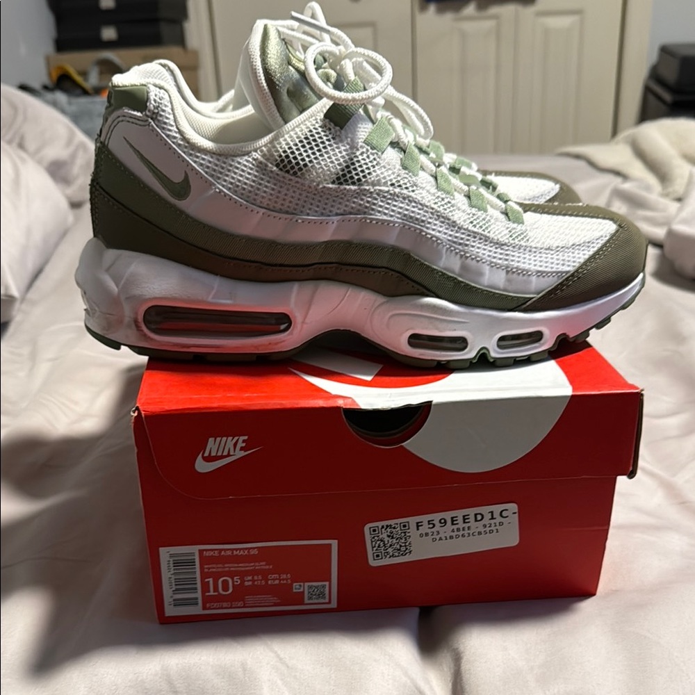 Nike Air Max 95 in White and Olive